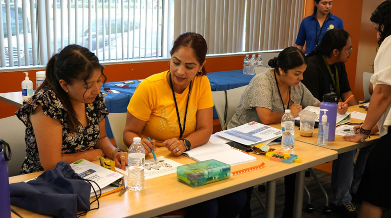 El Sol Participants Working on a Popular Education Activity